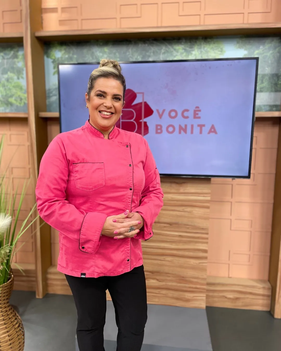 Chef Vanda Hering no programa Você Bonita, em frente à tela da TV