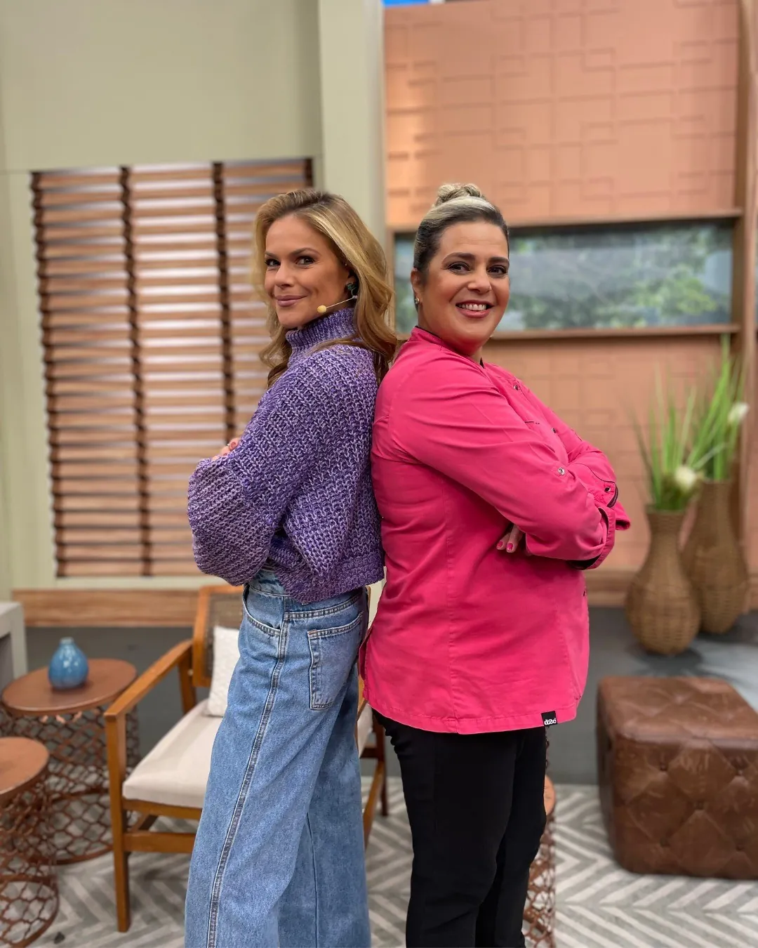 Chef Vanda Hering ao lado da apresentadora em programa de TV
