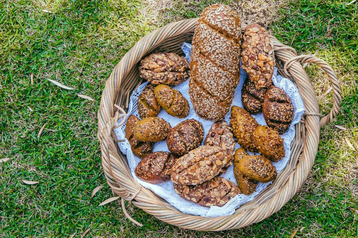 Cesta com variedade de pães low carb
